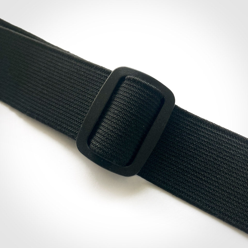 RIÑONERA SLIM / NEGRA CON CIERRE ROJO